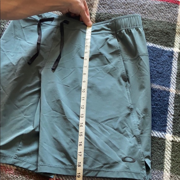 Men’s Oakley Shorts - Picture 3 of 4